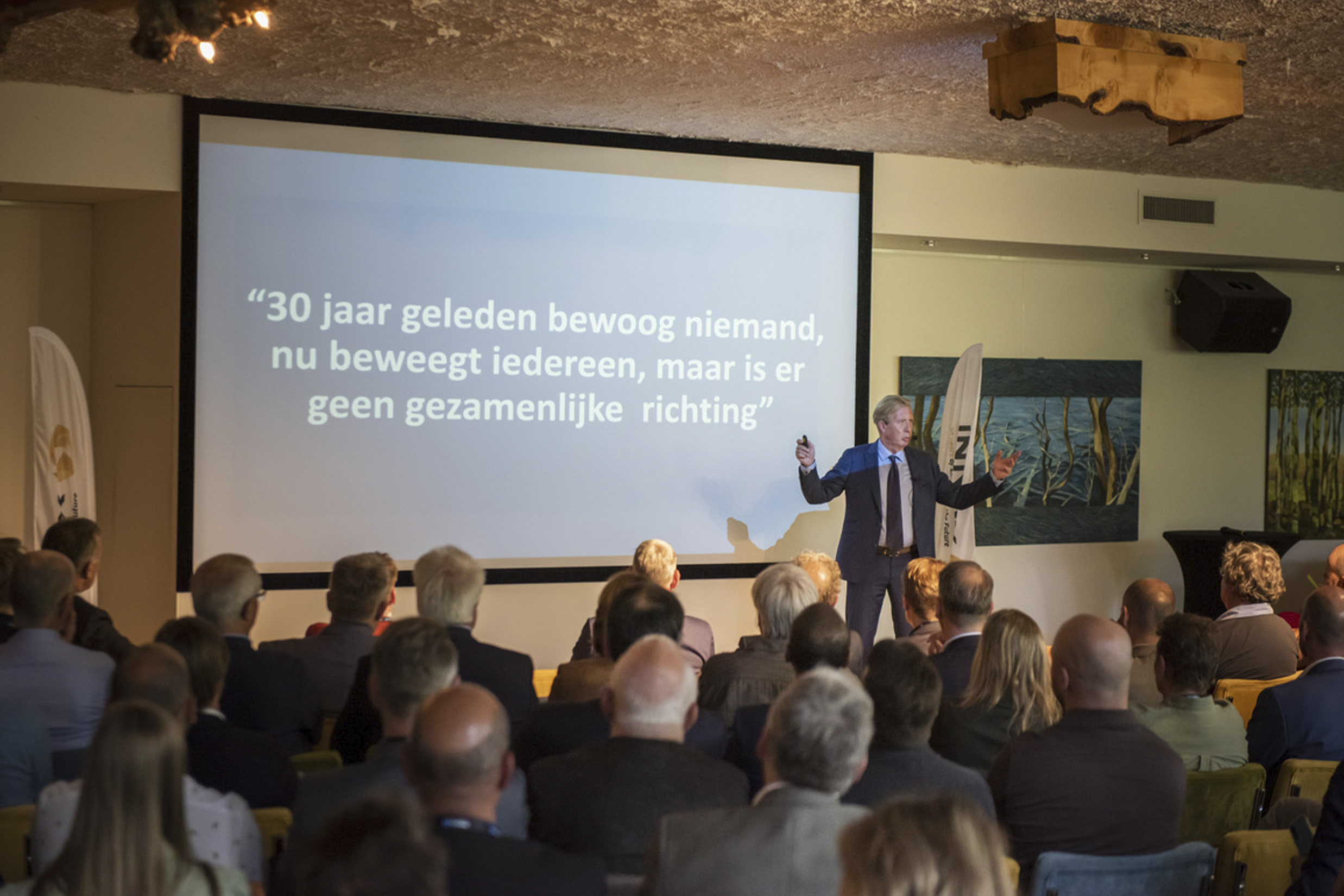 Prof. Jan Rotmans voor een slide uit zijn presentatie op de INNAX BIG BENG