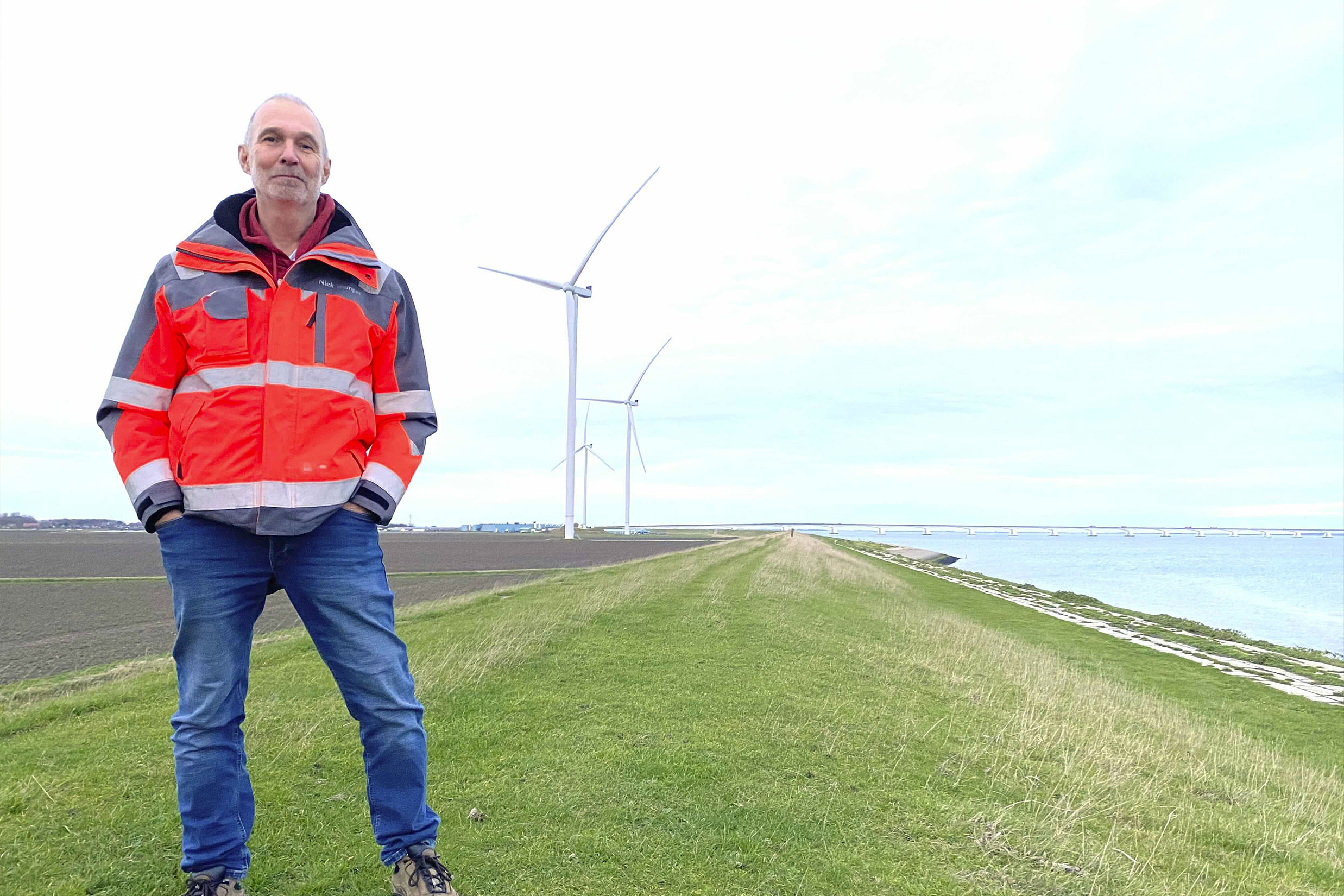 Niek Tramper van Zeeuwind bij de windmolens van Windpark Oostzeedijk