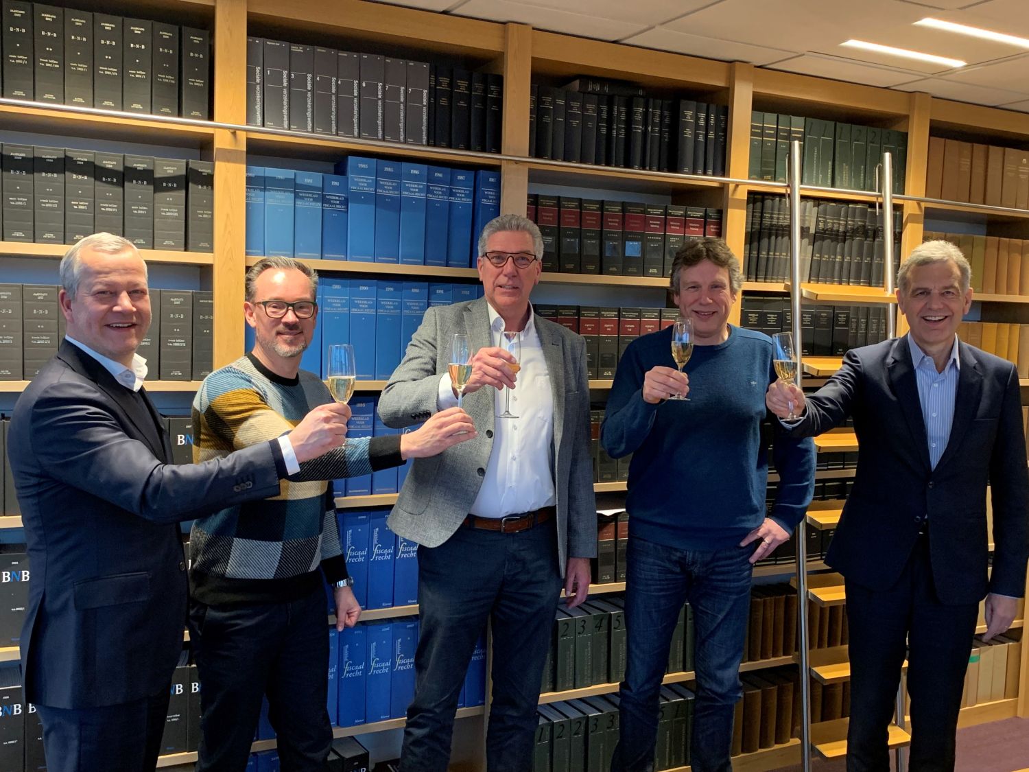 Jeroen Burger, Guus van Scholl en Philip Blauw toasten op de samensmelting van DDE met INNAX