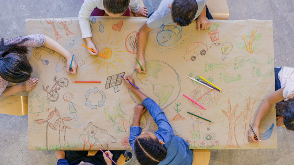 Kinderen tekenen op een tafel